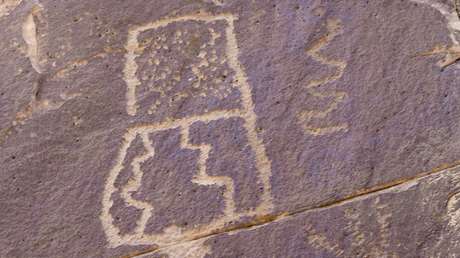 Descubren en Irán un extraño petroglifo mitad hombre, mitad mantis religiosa (FOTO)