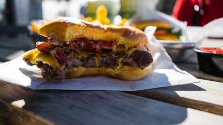 VIDEO: Una rata se convierte en 'estrella de la Red' al robar una hamburguesa y huir con ella por las escaleras del Metro de Nueva York