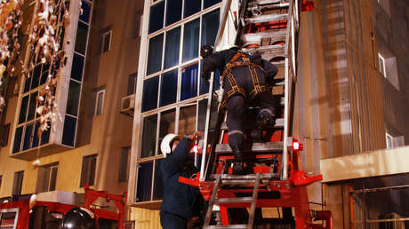 Rescatista agarra por la pierna en el aire a adolescente que se tiró desde la 15.ª planta de un edificio (VIDEO)