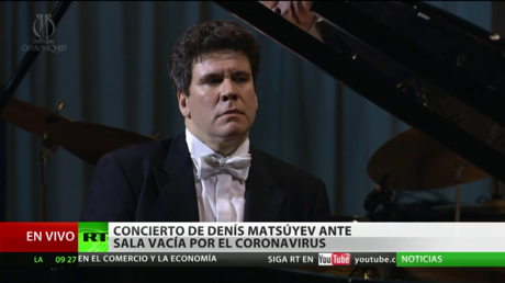 El pianista ruso Denís Matsúev da un concierto en un teatro vacío por el coronavirus