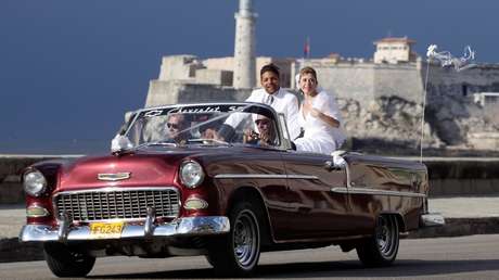 VIDEOS: Recién casados se las arreglan para celebrar su boda en grande y con 'distancia social' en EE.UU.