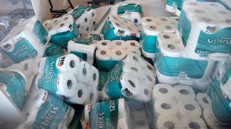Australiano encuentra cientos de rollos higiénicos olvidados en la casa de su padre en plena 'obsesión por el papel de baño'