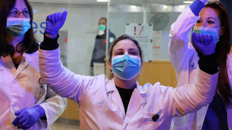 España: Médicos aplauden a la primera paciente con covid-19 que abandona la unidad de cuidados intensivos (VIDEO)