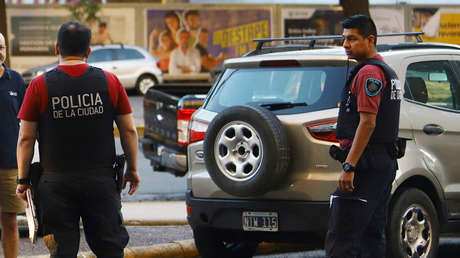 La Policía detiene a un hombre en la calle por romper la cuarentena en Argentina y su hijo lo denuncia por abusos
