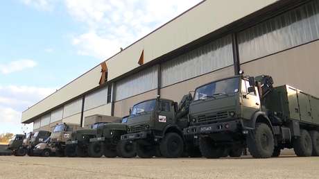 Convoy con médicos militares rusos parte hacia la ciudad italiana de Bérgamo para ayudar a luchar contra el covid-19