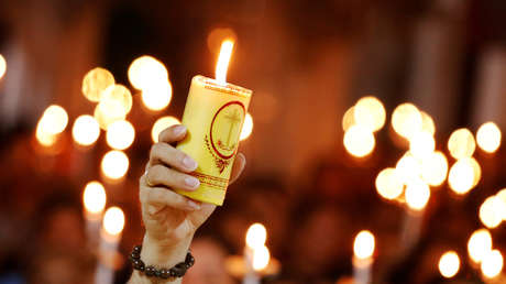 VIDEO: Se le incendia el suéter a un vicario mientras entonaba una plegaria a Dios durante un sermón virtual por causa del coronavirus