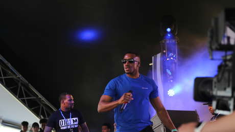 El rapero británico Bugzy Malone resulta gravemente herido en un choque de moto (VIDEO)