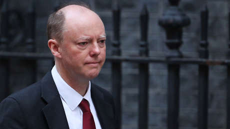 El director médico del Reino Unido, Chris Whitty, se aisla con síntomas de coronavirus