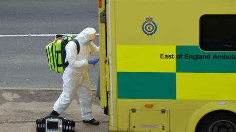 VIDEO: Paramédica llora de emoción cuando toda la calle la aplaude mientras se dirige al trabajo