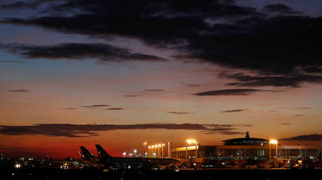 VIDEO, FOTOS: Se estrella una avioneta con 8 personas a bordo que transportaba suministros médicos en Filipinas