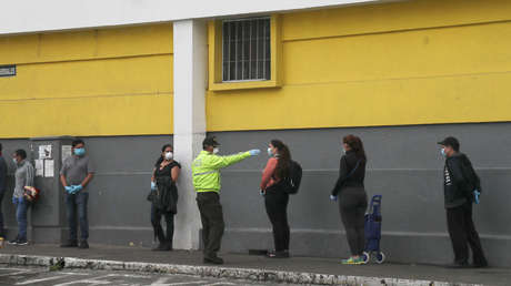 Cadáveres apilados en hospitales y fallecidos en sus casas: la lucha de Ecuador para dar sepultura a los muertos de coronavirus