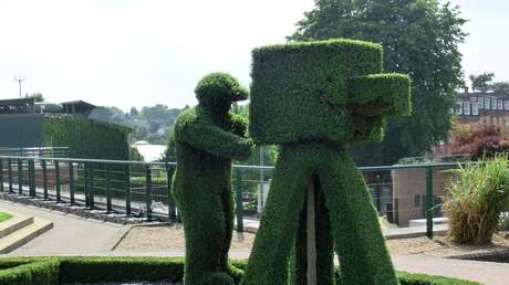 VIDEO: Un hombre se disfraza de arbusto para evadir la cuarentena por coronavirus en Reino Unido