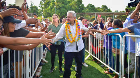 Entre los abrazos de López Obrador y la guerra de noticias falsas: 6 claves para entender la crisis del coronavirus en México