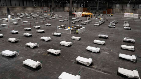 "Nos tienen medio abandonados": Sanitarios denuncian la falta de protección con la que trabajan en un hospital de campaña en Madrid