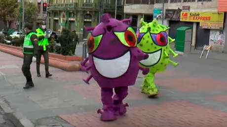 VIDEOS: Policías se disfrazan de coronavirus para concientizar a quienes incumplen la cuarentena