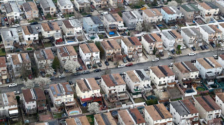 Un hombre le niega el ingreso a casa a su hijo por irse de vacaciones en plena pandemia