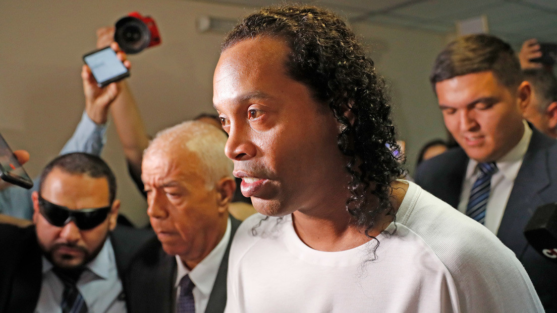 VIDEOS: Ronaldinho juega en prisión un partido de fútbol-tenis contra un asesino y un ladrón (y pierde)