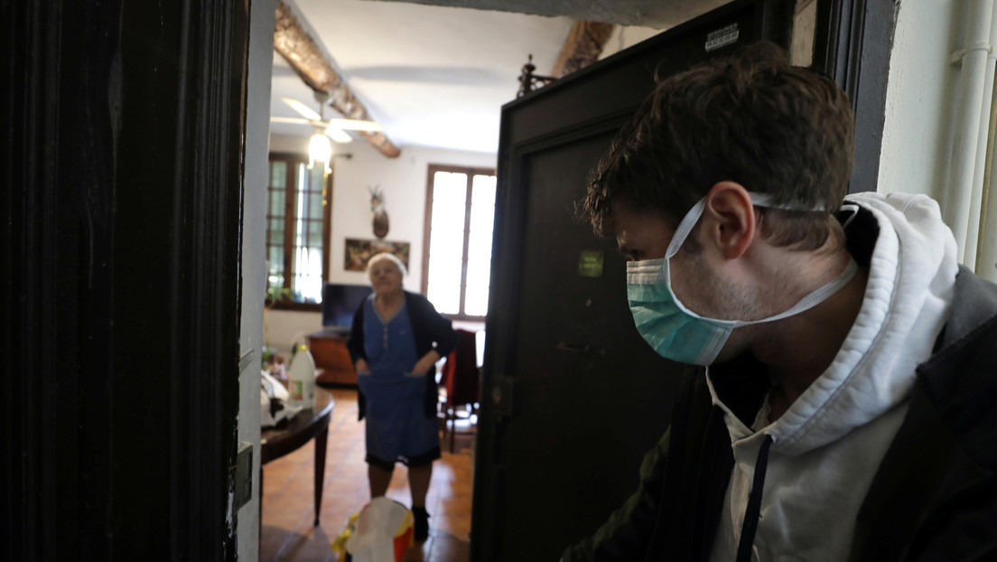 Un estudio sugiere que los jóvenes tienen mayor riesgo de volver a dar positivo por coronavirus tras recibir el alta