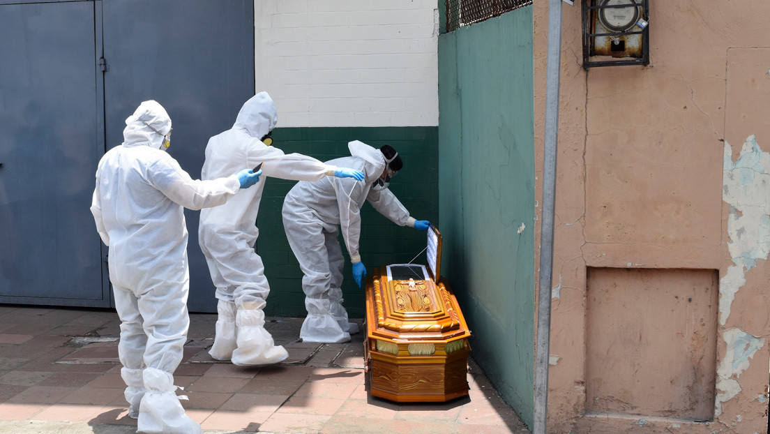 Ecuatorianos denuncian que los ataúdes de cartón no solucionan la crisis de las morgues