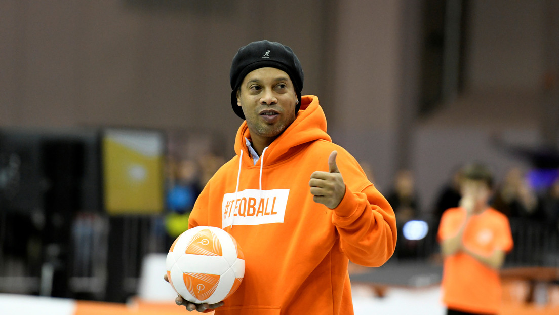 Ronaldinho deja la prisión tras concedérsele el arresto domiciliario