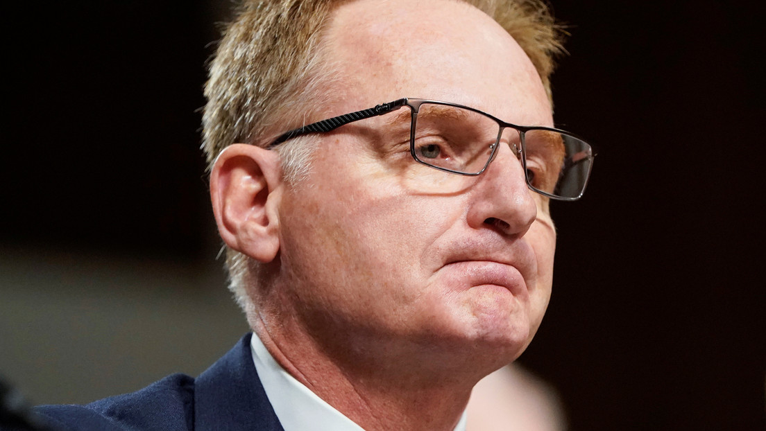 El secretario interino de la Armada de EE.UU. renuncia tras llamar "estúpido" al excapitán del portaviones que alertó del coronavirus en su nave