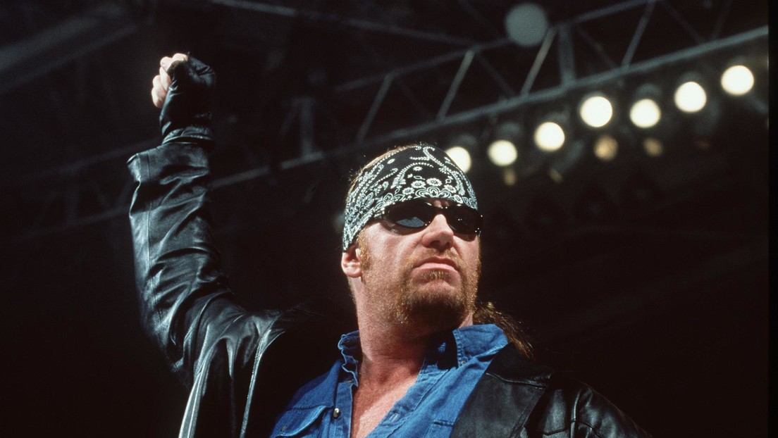 El legendario luchador The Undertaker sorprende a un rival antes de derrotarlo y queda inmortalizado en un divertido meme