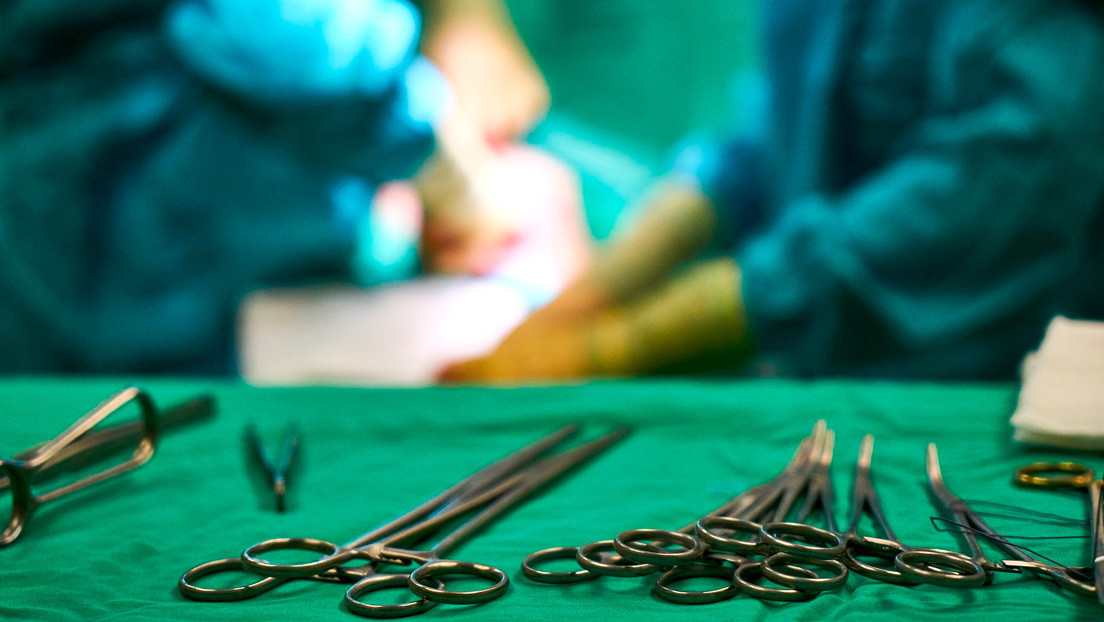 FOTO: Retiran un cuchillo oxidado de la cabeza de un hombre que fue apuñalado hace 26 años