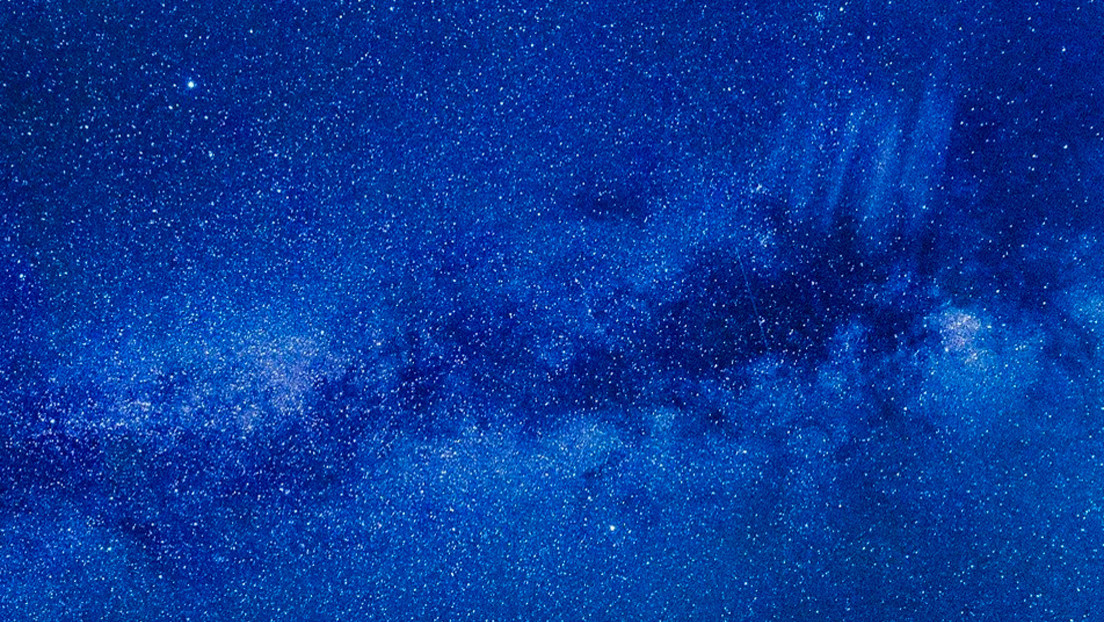 Dónde y cuándo observar la hilera de satélites de Starlink surcando el cielo nocturno