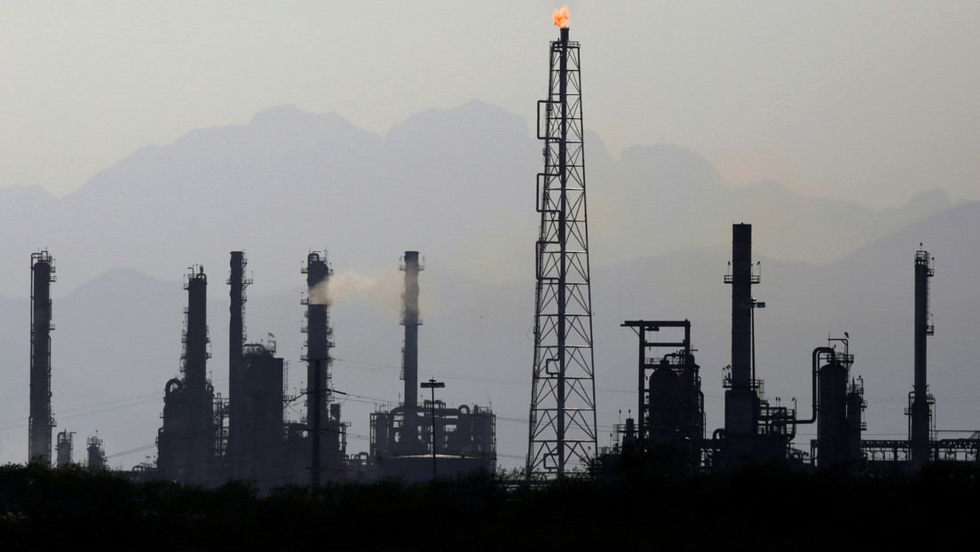 El precio del petróleo WTI vuelve a caer por debajo de 0 dólares, tras retornar por un rato a terreno positivo