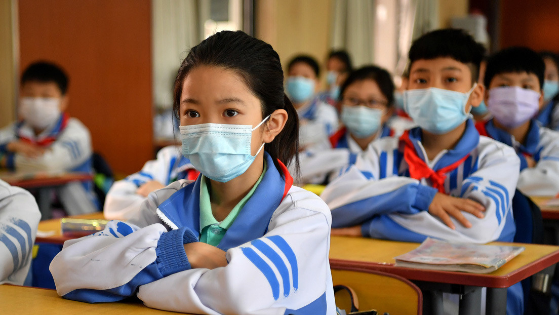 VIDEO: Alumnos chinos regresan a clases luciendo sombreros de un metro de ancho para mantener la distancia social