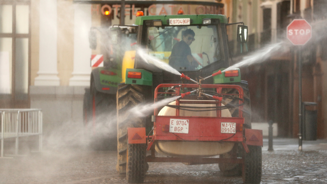 Rocían lejía en una playa de España para combatir el coronavirus y las autoridades admiten que fue un error