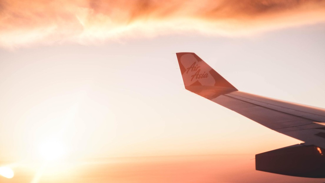 FOTOS: Una aerolínea lanza un nuevo uniforme 'anticoronavirus' para sus azafatas