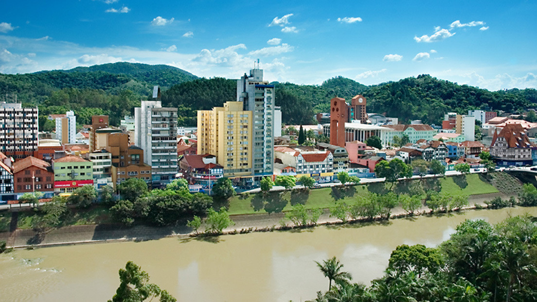 Una ciudad de Brasil reabre sus comercios y los casos de coronavirus se disparan 185 %