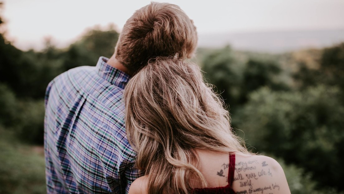 Descubren cómo se altera el cerebro de las parejas al tener contacto físico