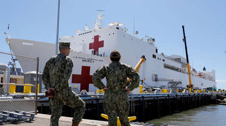 Maquinista intenta chocar un tren contra un buque hospital con pacientes de covid-19 sospechando que esconde una conspiración del Gobierno de EE.UU.