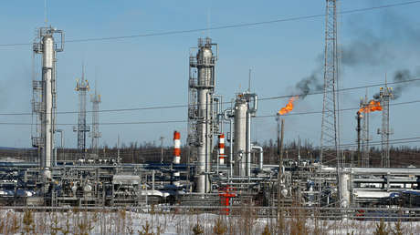 Putin: La producción petrolera debe reducirse en 10 millones de barriles diarios y Rusia está lista para colaborar con EE.UU.