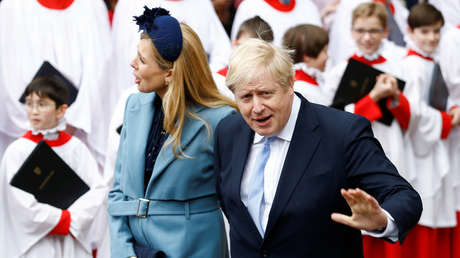 La novia embarazada de Boris Johnson anuncia que tiene síntomas de covid-19
