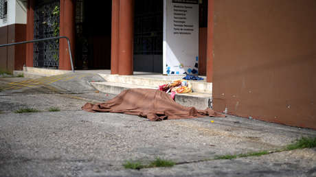 Ataúdes de cartón para los cadáveres hacinados: Ecuador afronta la crisis del coronavirus con las morgues desboradas