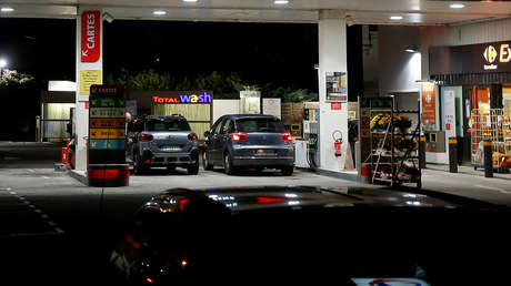 VIDEO: Se salvan de una muerte casi segura al impactar un automóvil a toda velocidad contra una estación de servicio