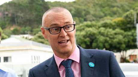 Nueva Zelanda degrada al ministro de Salud por un viaje a la playa en medio de la pandemia