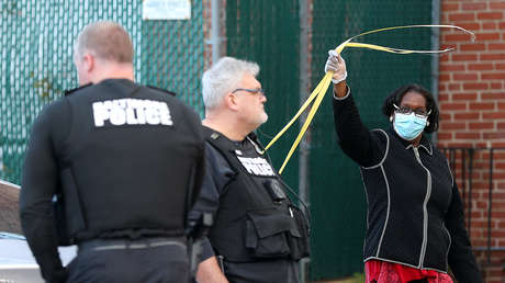 VIDEO: Un policía tose a propósito cerca de civiles afroamericanos en EE.UU. en plena pandemia de covid-19