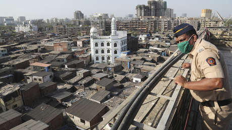 Las autoridades indias encierran con candados en sus hogares a las personas que violan la cuarentena