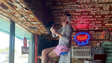 La dueña de un bar decorado con miles de billetes los quita y dona el dinero a sus empleados afectados por la pandemia