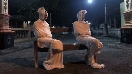 'Fantasmas' vigilan una aldea de Indonesia para mantener a la población en sus hogares y protegerlos del coronavirus