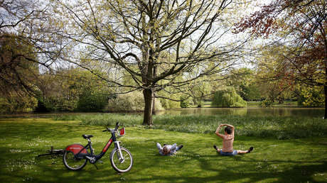 Una enfermera se enfrenta a hombres que toman cerveza y se saltan la cuarentena en Reino Unido (VIDEO)