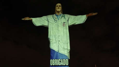 El Cristo Redentor de Brasil se 'viste' de médico en agradecimiento al personal que lucha contra la pandemia