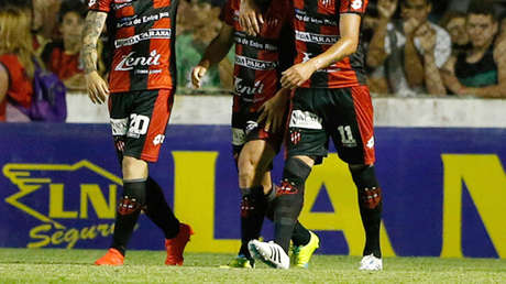 Futbolista argentino viola la cuarentena por la pandemia de covid-19 y recorre la ciudad con su pareja porque "no aguantó" más