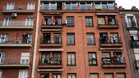 Detienen a un hombre en España por presuntamente matar a su mujer arrojándola desde la ventana de su casa
