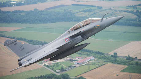 Un jubilado activa accidentalmente el asiento eyectable de un caza de combate durante el despegue