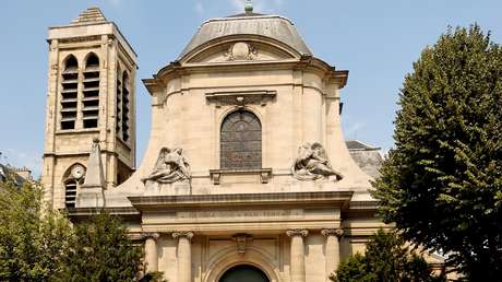 Un cura celebra una misa clandestina por la noche en París en cuarentena pero lo 'traiciona' el órgano